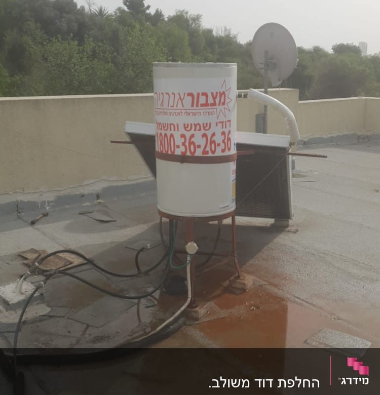 דוד שמש על גג עם צינורות וחיבורים
